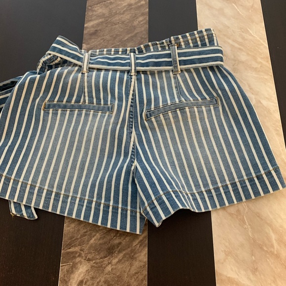 Celebrity Pink Shorts. Size 1/25. NEW. I bought it in Dillards - Picture 5 of 7